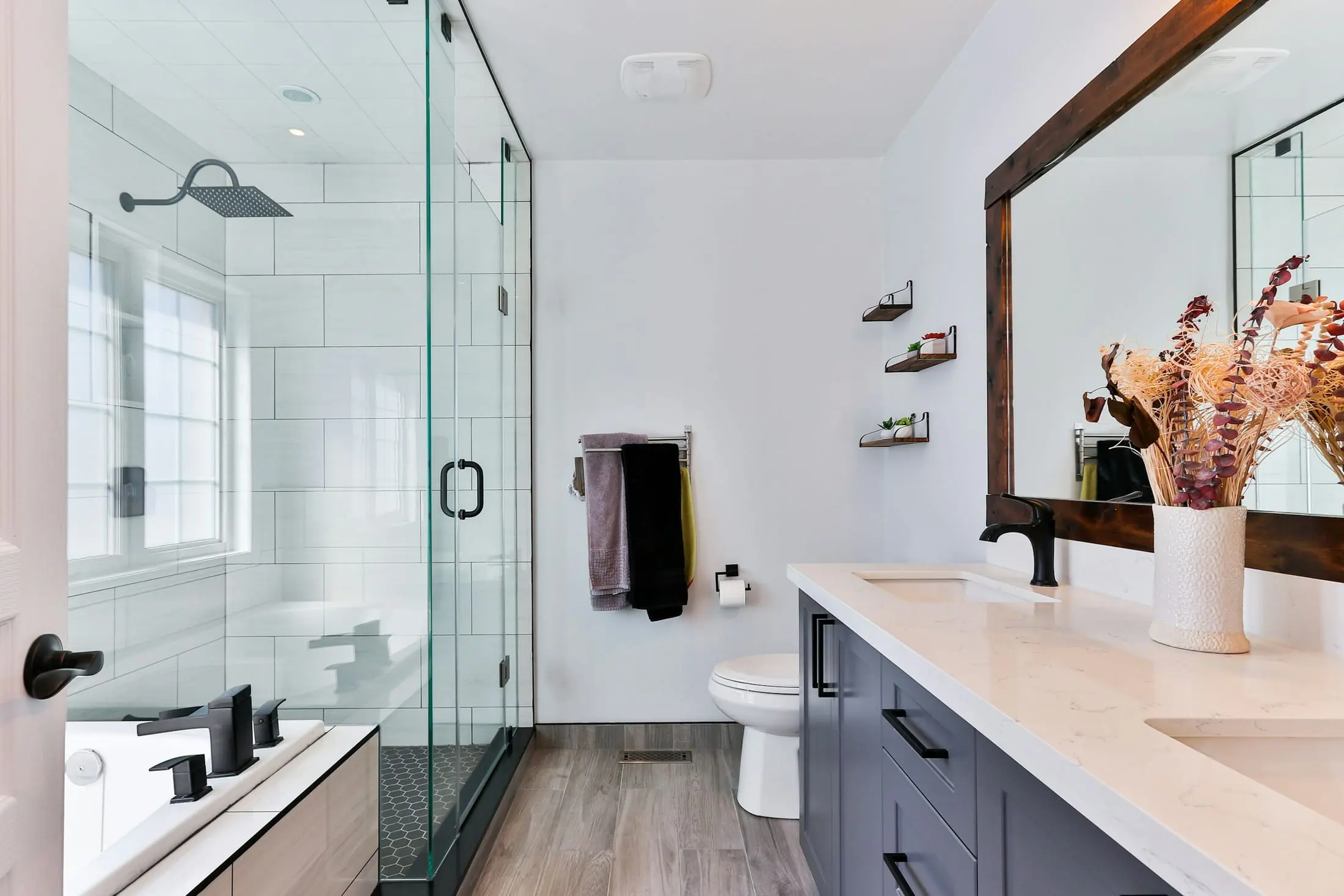 Helles, fertig saniertes Badezimmer mit Glasdusche