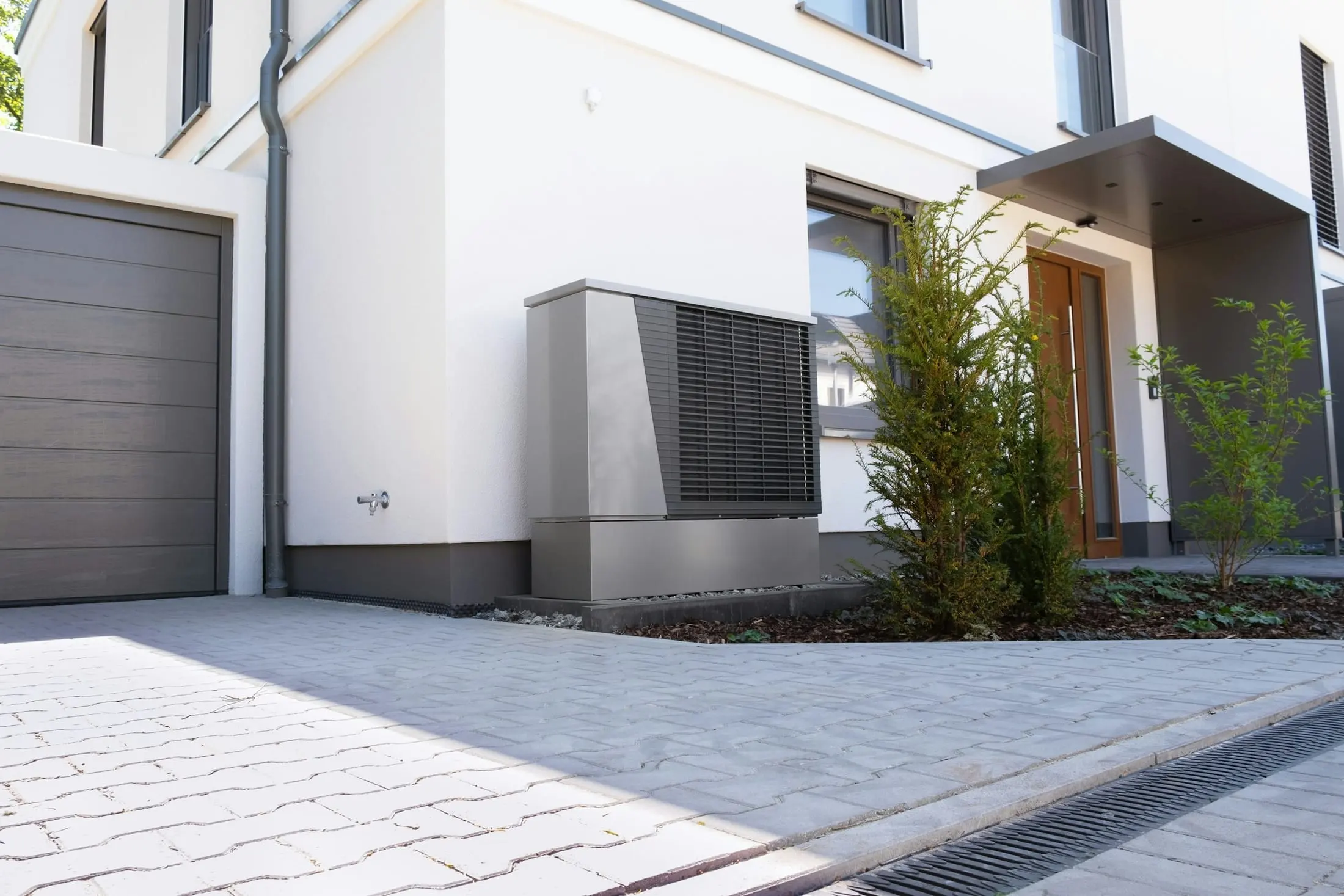 Luft-Wasser-Wärmepumpe vor einem modernen Haus