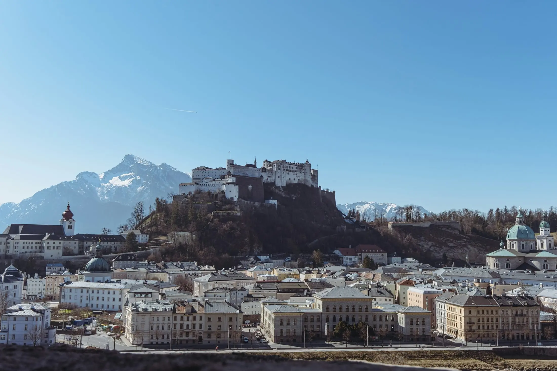 Blick über die Stadt Salzburg mit Festung und Bergen